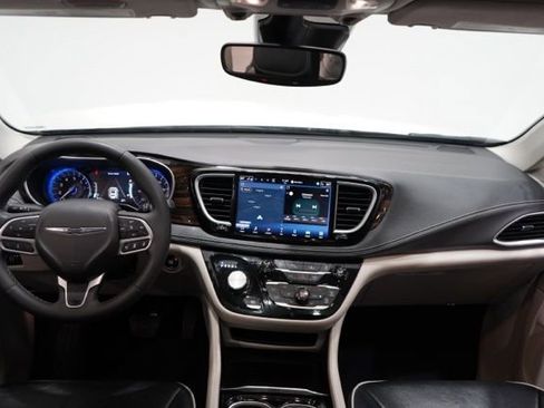 Used 2024 Chrysler Pacifica Limited image 14