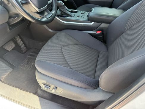 Used 2023 Toyota Highlander LE AWD/4WD image 18