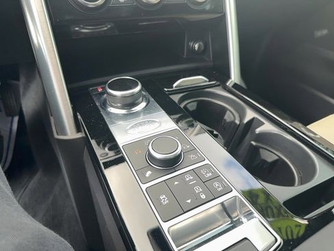 Used 2018 Land Rover Discovery HSE image 16