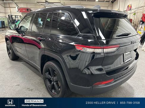Used 2023 Jeep Grand Cherokee Altitude AWD/4WD image 6
