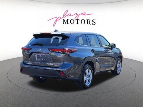 Used 2024 Toyota Highlander LE AWD/4WD image 5