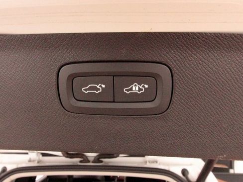 Certified 2022 Volvo XC90 T6 Momentum w/ Protection Package image 16