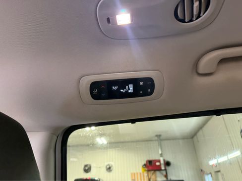 Used 2024 Chrysler Pacifica Touring-L image 15