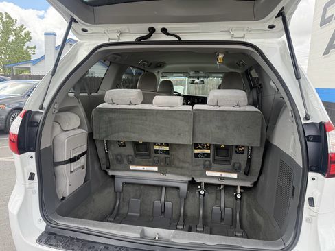 Used 2016 Toyota Sienna LE image 15