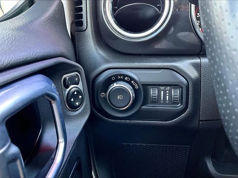 Used 2022 Jeep Wrangler Unlimited Rubicon AWD/4WD image 35