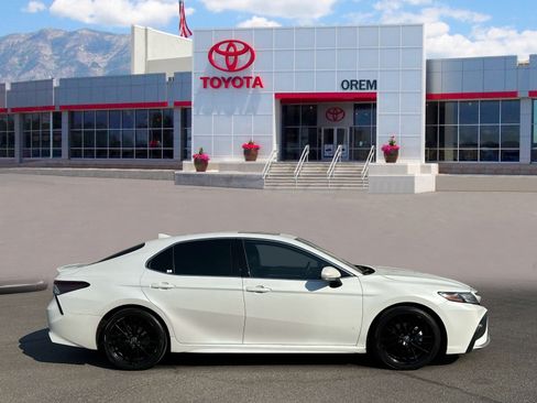 Used 2022 Toyota Camry XSE w/ Navigation Upgrade Package FWD image 3