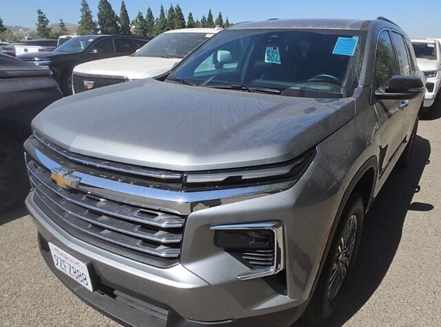 Used 2025 Chevrolet Traverse LT FWD image 3