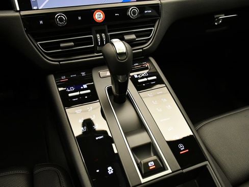 Certified 2025 Porsche Macan AWD/4WD image 33
