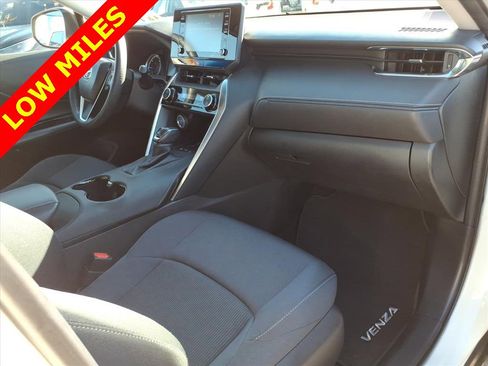 Used 2021 Toyota Venza LE w/ Carpet Mat Package (TMS) image 10