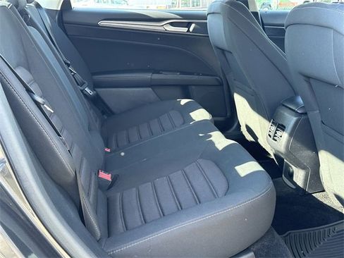 Used 2017 Ford Fusion SE w/ Fusion SE Technology Package image 16