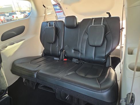 Certified 2023 Chrysler Pacifica Touring-L FWD image 13