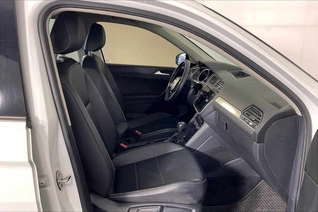 Used 2021 Volkswagen Tiguan SE w/ Panoramic Sunroof Package FWD image 9