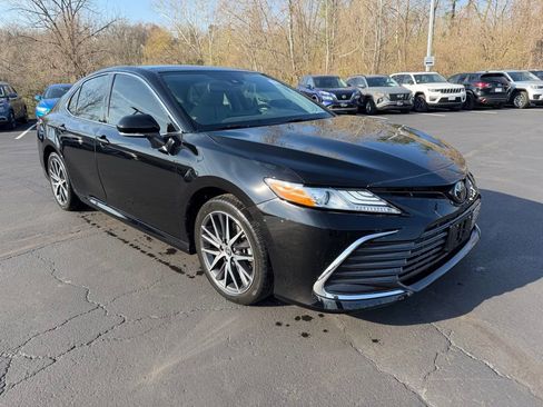 Used 2022 Toyota Camry XLE w/ Navigation Upgrade Package image 4