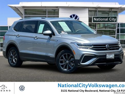 Used 2023 Volkswagen Tiguan SE w/ Panoramic Sunroof Package FWD image 1
