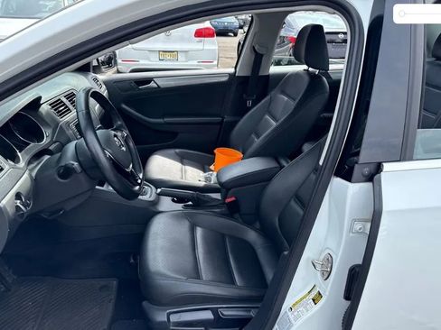 Used 2017 Volkswagen Jetta SE image 3