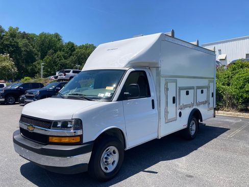 Used 2025 Chevrolet Express 3500 w/ Power Convenience Package RWD image 2