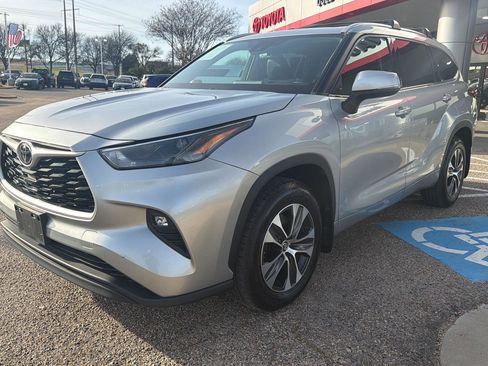 Used 2022 Toyota Highlander XLE image 8