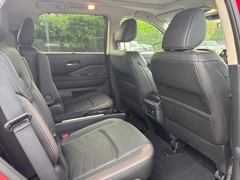 Used 2024 Nissan Pathfinder Platinum AWD/4WD image 10