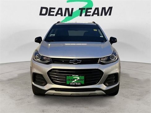 Used 2020 Chevrolet Trax LT w/ Sun & Sound Package image 3