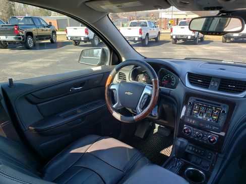 Used 2017 Chevrolet Traverse Premier image 39