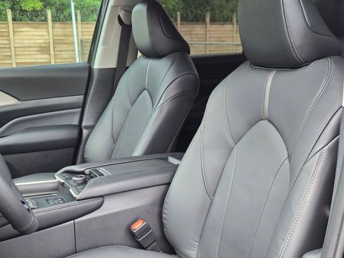 Used 2025 Toyota Grand Highlander AWD image 14