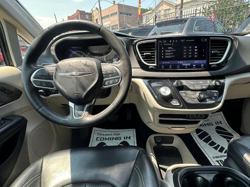 Used 2023 Chrysler Pacifica Touring-L FWD image 12