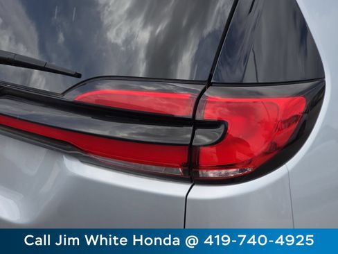 Used 2024 Chrysler Pacifica Touring-L FWD image 12