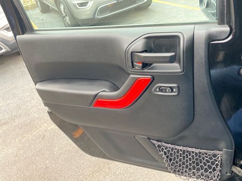 Used 2018 Jeep Wrangler Unlimited Rubicon w/ Connectivity Group image 18