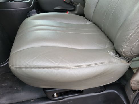 Used 2018 Chevrolet Express 2500 Extended RWD image 15