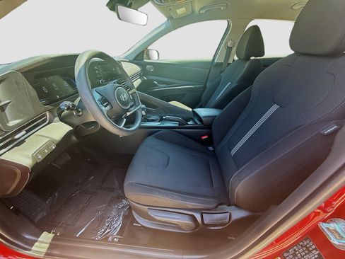 Used 2025 Hyundai Elantra SE FWD image 16