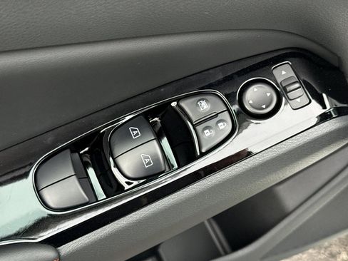 New 2025 Nissan Altima 2.5 SR image 12