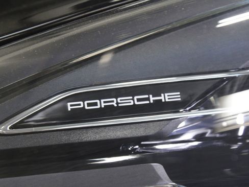 Certified 2025 Porsche Macan AWD/4WD image 30