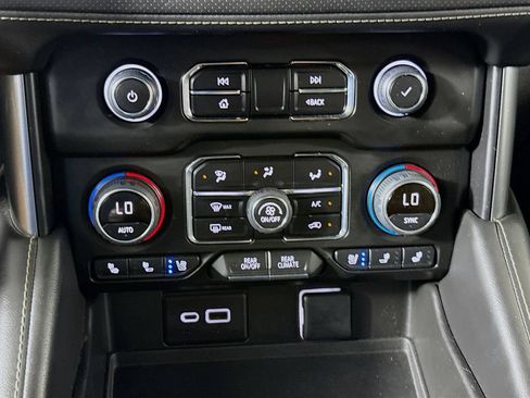 Used 2022 Chevrolet Suburban Premier AWD/4WD image 16