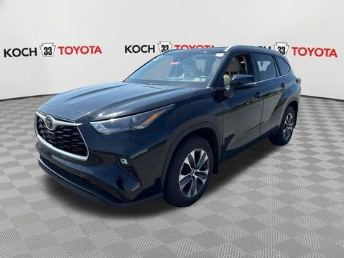 Used 2023 Toyota Highlander XLE AWD/4WD image 3