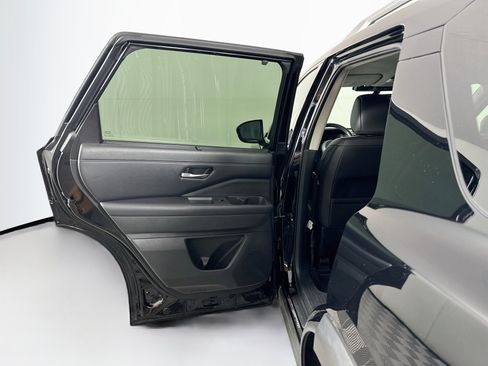 Used 2025 Nissan Pathfinder SL FWD image 26