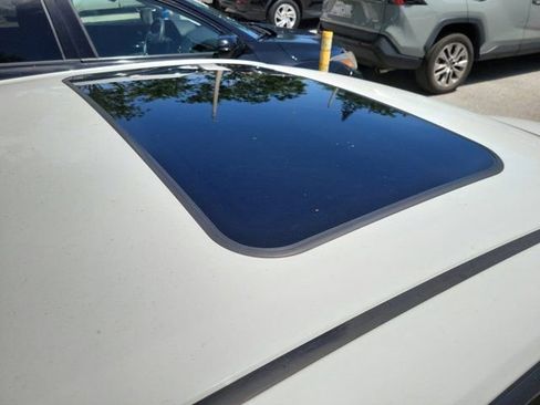 Used 2023 Toyota Corolla SE w/ SE Package image 10