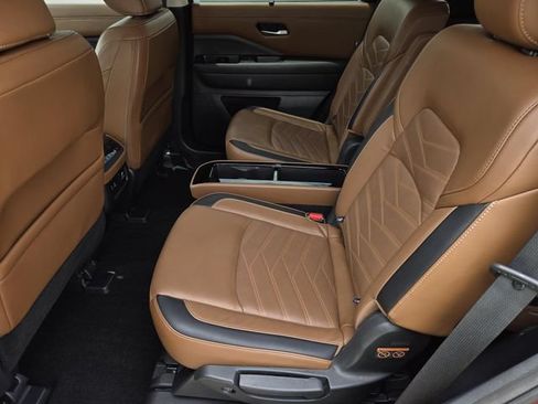 Used 2023 Nissan Pathfinder Platinum AWD/4WD image 13