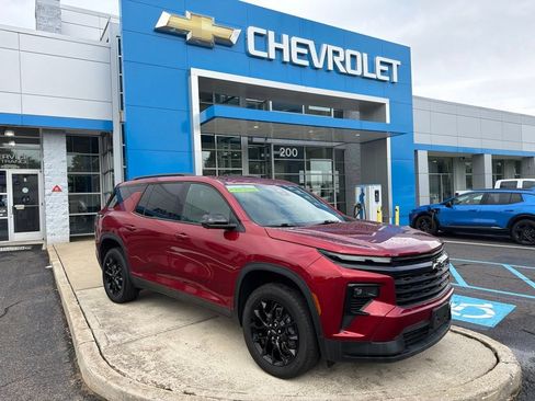 Certified 2025 Chevrolet Traverse LT w/ Midnight/Sport Edition FWD image 4