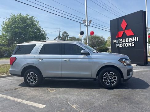 Used 2024 Ford Expedition XLT RWD image 2