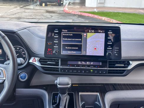 Used 2024 Toyota Sienna Limited image 16