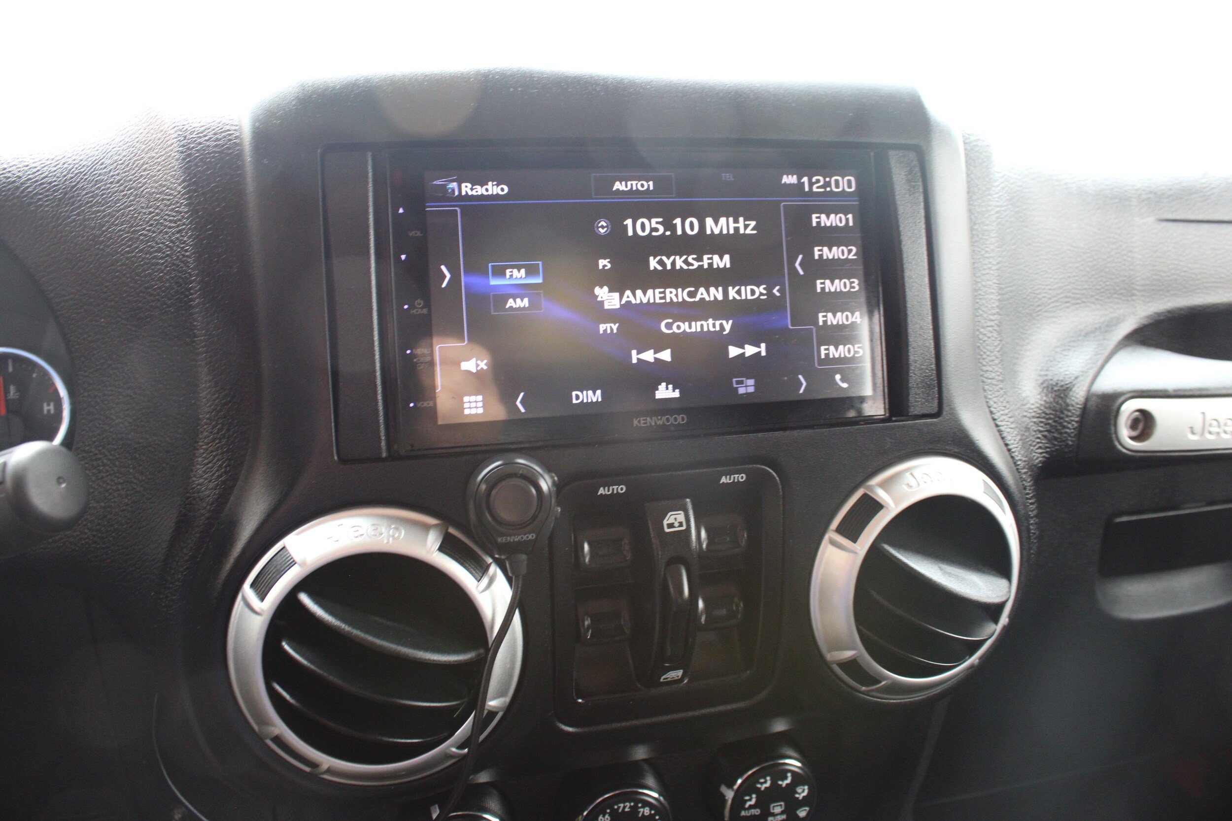 Used 2015 Jeep Wrangler Unlimited Rubicon w/ Connectivity Group AWD/4WD image 31