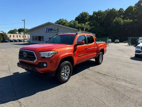 Used 2018 Toyota Tacoma SR5 AWD/4WD image 2
