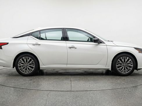 Used 2025 Nissan Altima 2.5 SV image 11