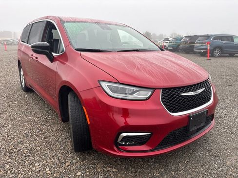 Used 2025 Chrysler Pacifica Select FWD image 12
