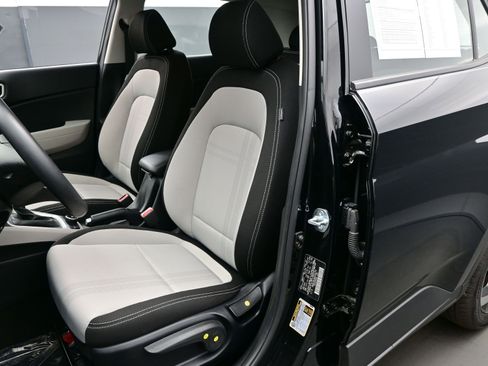 Certified 2025 Hyundai Venue SEL image 11