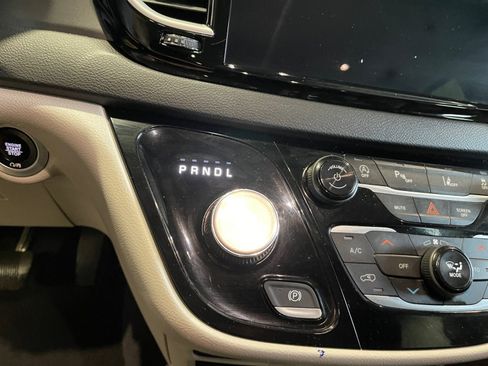 Used 2024 Chrysler Pacifica Touring-L FWD image 12