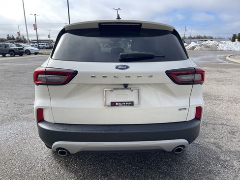 Used 2024 Ford Escape SE image 4
