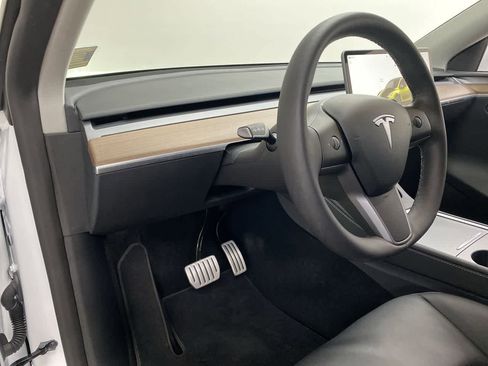Used 2024 Tesla Model Y Performance image 2
