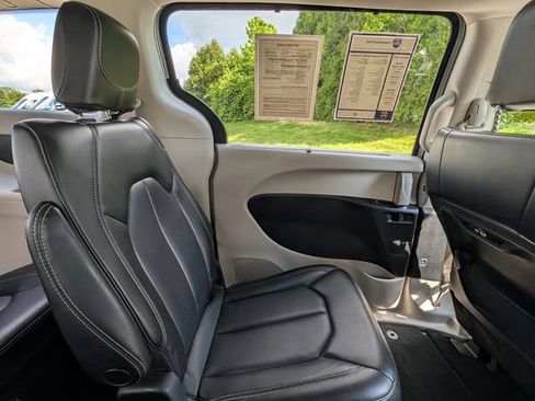 Used 2023 Chrysler Pacifica Touring-L FWD image 33