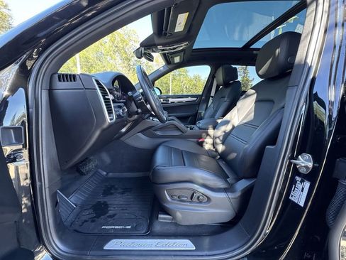 Used 2023 Porsche Cayenne Platinum Edition image 15